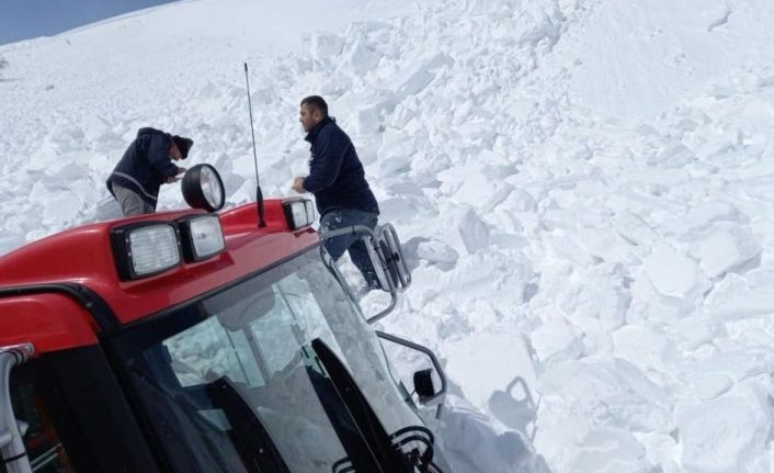 Seyir halindeki snowtrackın üzerine çığ düşme anı kameraya yansıdı