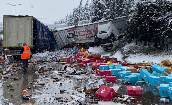 TEM’de iki tır çarpıştı, sıkışan sürücü hastanede hayatını kaybetti