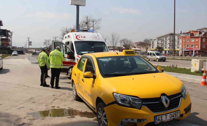 Ticari taksi kaldırıma çarptı: 1 yaralı