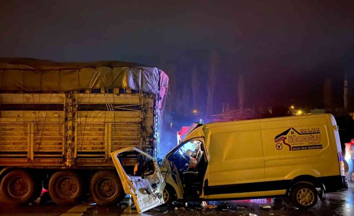 Tıra arkadan çarpan ve hurdaya dönen kamyonette 3 kişi yaralandı