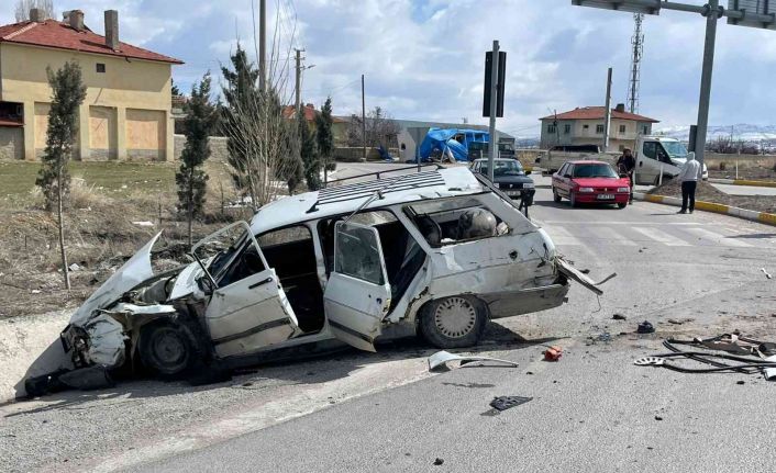 Tırla otomobilin çarpıştığı kazada biri çocuk 4 kişi yaralandı