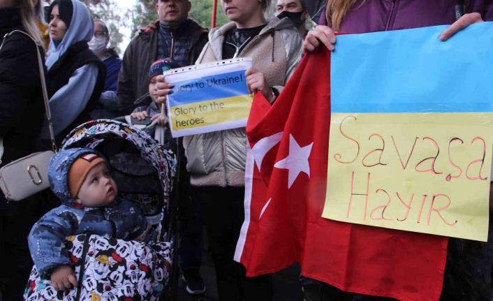 Ukraynalılar, Mersin’den tüm dünyaya ‘savaşa hayır’ diye haykırdı