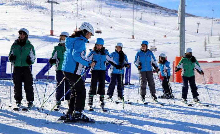 Vali, milyarlık tesisisin kapılarını köy çocuklarına ardına kadar açtı