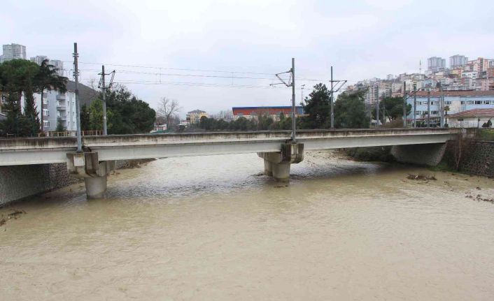 Yağmur ve eriyen kar akarsuları coşturdu