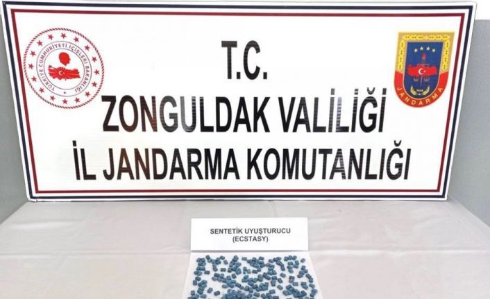 Yolcunun üzerinden 173 adet sentetik uyuşturucu çıktı