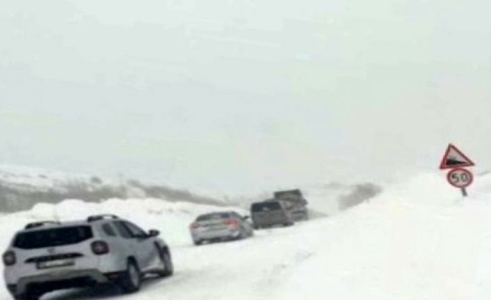 Yoldan çıkan kamyon ulaşımı aksattı