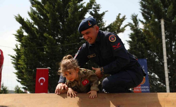 23 Nisan çocukları komando parkurunda ter döktü