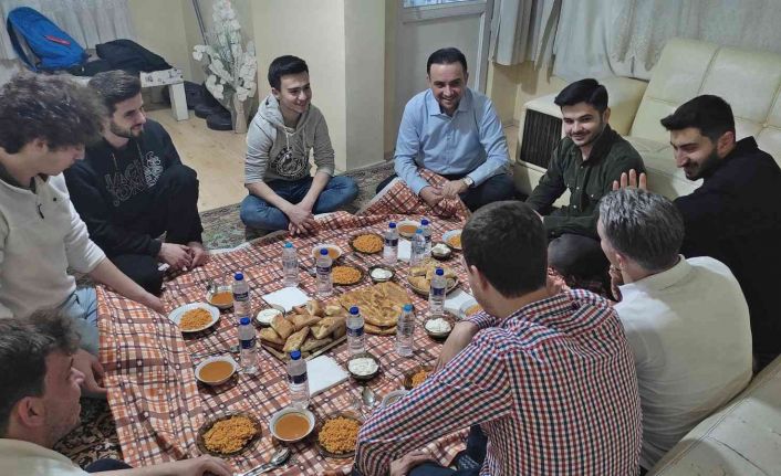 AK Parti’li Baybatur öğrenci evine misafir oldu, iftar yaptı