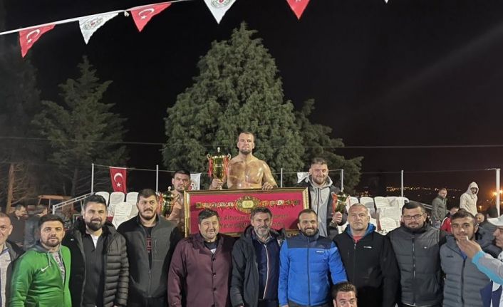 Altınova’da başpehlivanlığı Hüseyin Gümüşalan kazandı