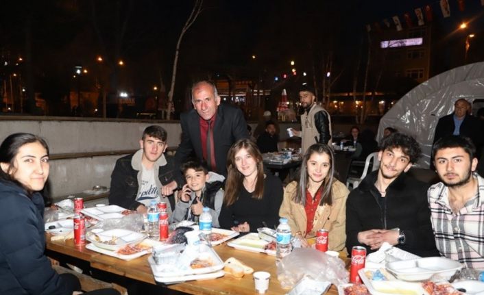 Ardahan’da belediyenin iftar yemeğine yoğun ilgi