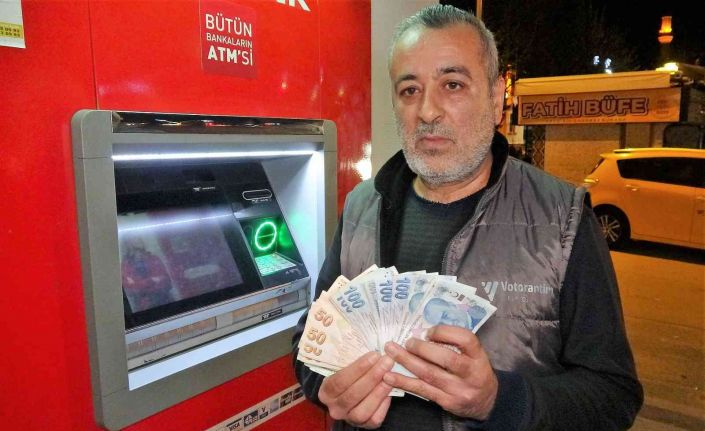 ATM’nin haznesinde para buldu, "İnsanlık ölmemiş" dedirtti