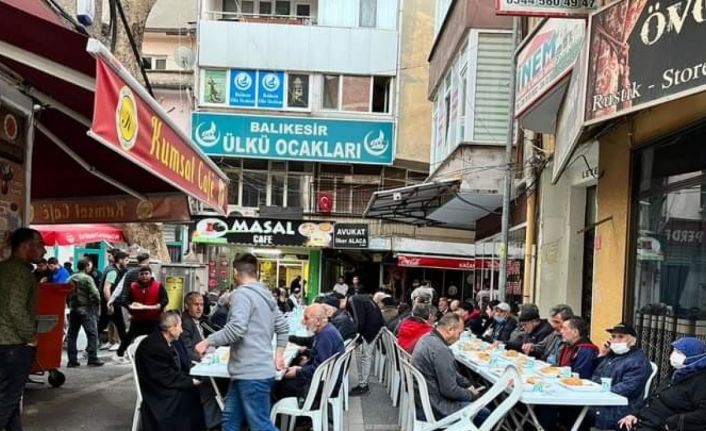 Balıkesir Ülkü Ocaklarından sokak iftarı