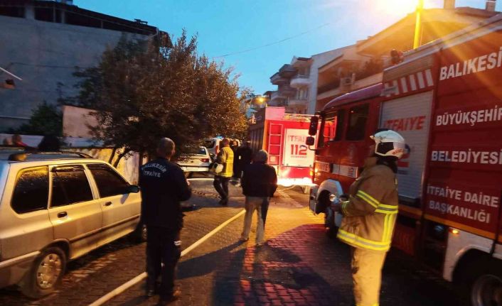 Balıkesir’de ev yangını itfaiye tarafından söndürüldü