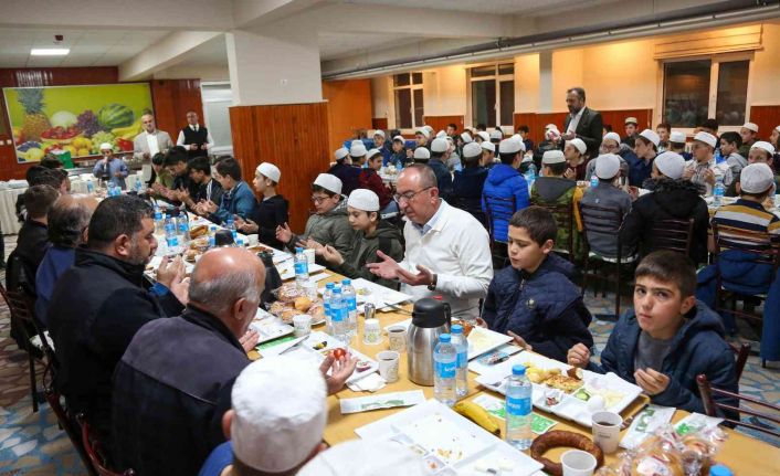 Başkan Kavuş’tan huzurevinde iftar Kur’an kursunda sahur