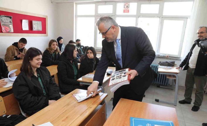 Başkan Kılıç’tan gençlere TYT soru bankası