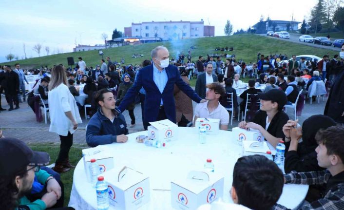 Başkan Özlü yüzlerce gençle iftarda bir araya geldi