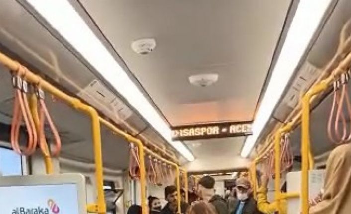 Bursa’da metroda maske takmayan gençleri uyaran yaşlı kadına hakaret