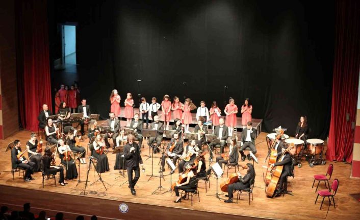 Büyükşehir Çocuk Korosu İlk Konserini Verdi