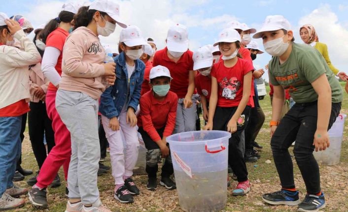 Çocuklar göle balık bırakarak 23 Nisan’ı kutladılar