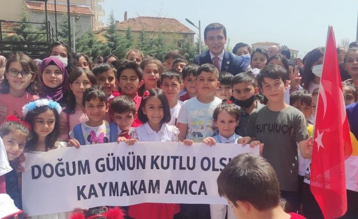 Çocuklardan kaymakama doğum günü sürprizi