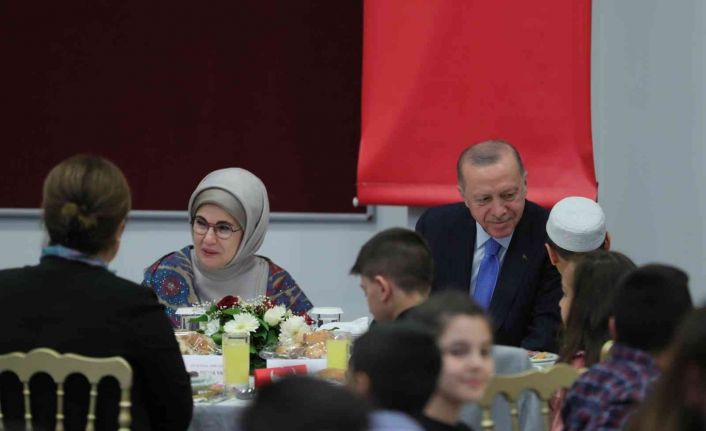 Cumhurbaşkanı Erdoğan çocuklarla iftar yaptı