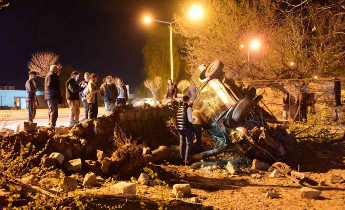 Ehliyetsiz sürücünün kullandığı araç müstakil evin bahçesine uçtu: 6 yaralı