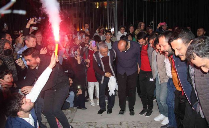 Elazığ’da geleneksel ’23. sahur halayı’ renkli görüntülere sahne oldu