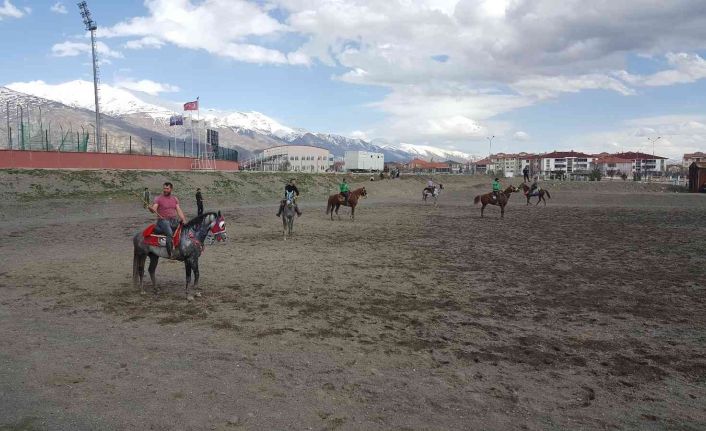 Erzincan’da ata sporu cirit yaşatılıyor