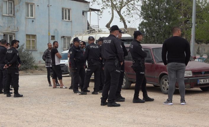 Evini terk eden komşularının eşyalarını sokağa atıp ateşe verdiler