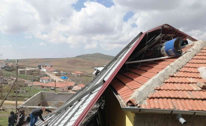 Fırtınada evin üzerine uçan ağılın çatısı AFAD tarafından kaldırıldı