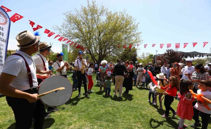 Gaziantepli çocuklar 23 Nisan’ı Masal Park’ta kutladı