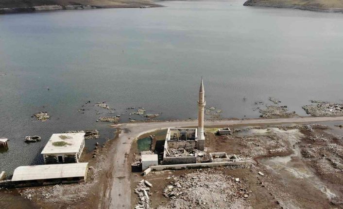 Kars’ta sel suları Boğazköy camisinin minaresi yıktı