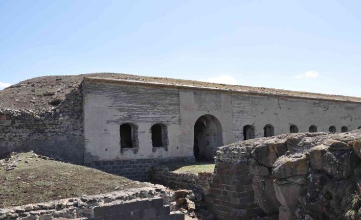 Kars’ta yaklaşık 200 yıllık tabya gözler önünde yok oluyor