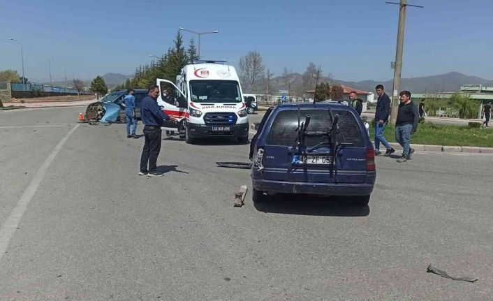 Konya’da hafif ticari araç ile otomobil çarpıştı: 1 yaralı