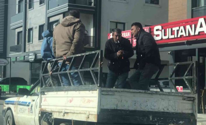 Maltepe’de kamyonet kasasında sohbet eşliğinde tehlikeli yolculuk kamerada