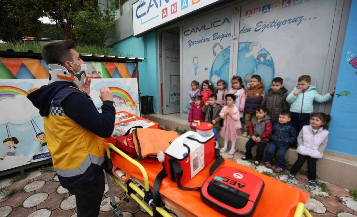 Minikler ambulans çeşitleri ve hizmetlerini öğrendi