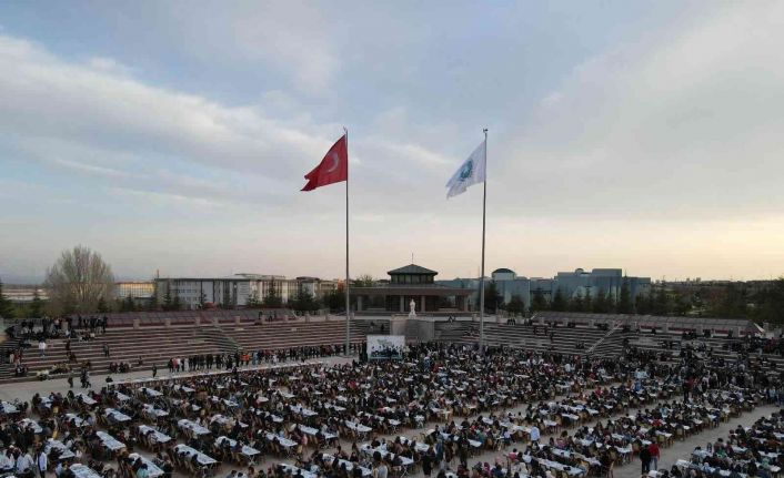 Niğde Belediye Başkanı Özdemir üniversiteli öğrencilerle iftarda buluştu