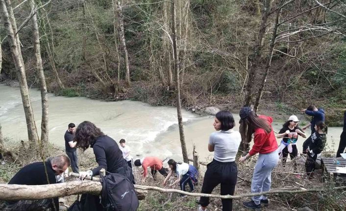 Öğrenciler meyve fidanı dikti