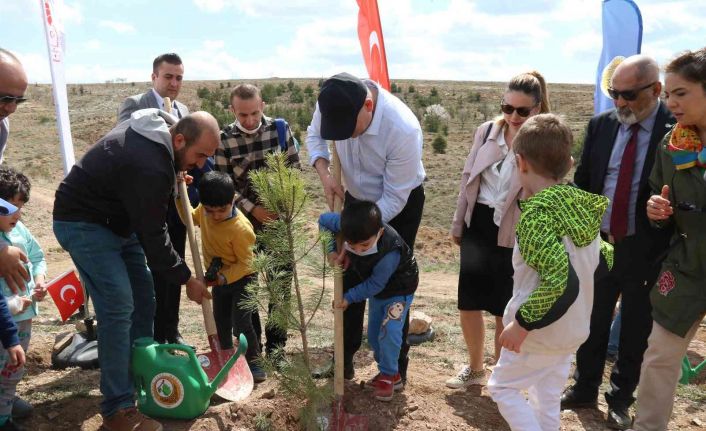 Özel çocuklar 23 Nisan’ı kendi adlarına diktikleri fidanlarla kutladı