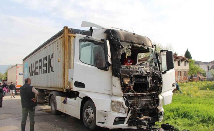 Park halindeki tırda çıkan yangın itfaiye ekiplerince söndürüldü