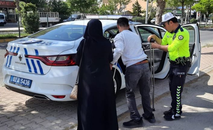 Sınava girecek olan engelli gencin yardımına trafik polisleri yetişti