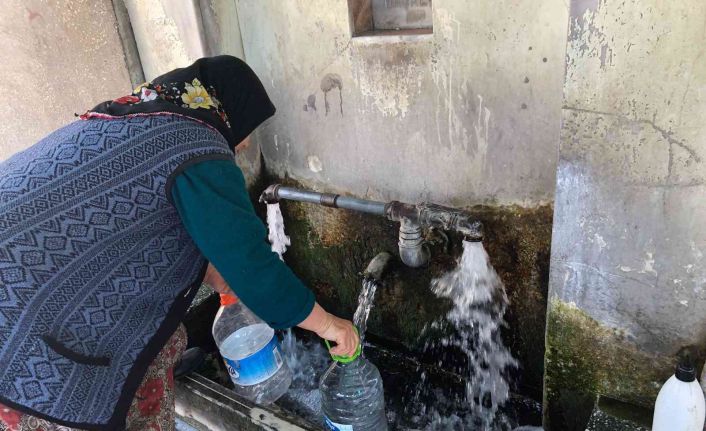 Su zammı sonrası vatandaşlar çeşmeye koştu