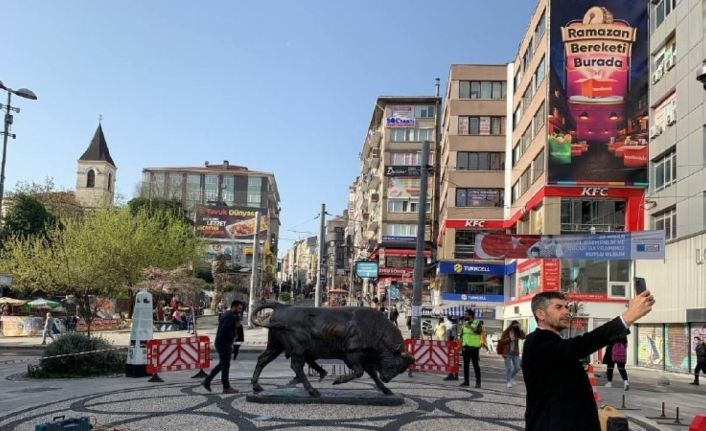 Tahrip edilen Kadıköy Boğa Heykeli kapatıldı