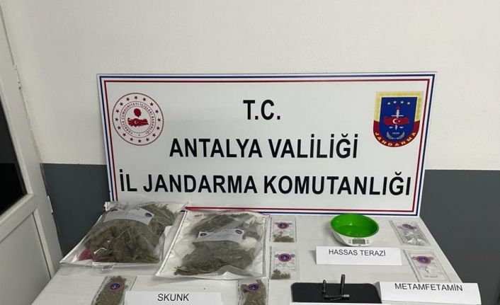 Uyuşturucu tacirlerinin üzerinde suikast tabancası ele geçirildi