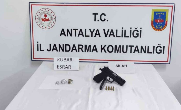 Yakalama kararı bulunan şüpheli jandarmaya takıldı