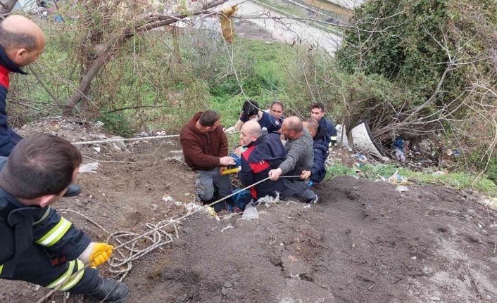 Yaşlı adam çöp toplarken uçuruma yuvarlandı