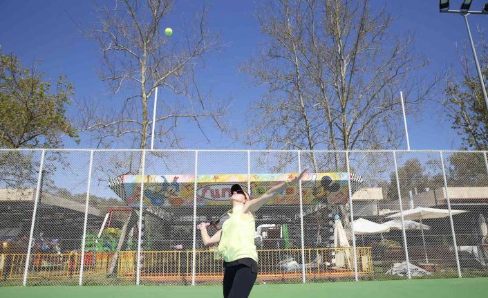 Yenilenen tenis kortları açıldı