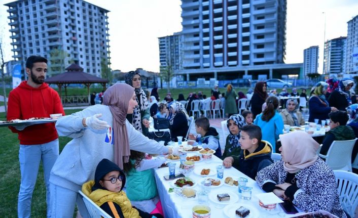 Yesilyurt’ta yetim ve öksüz çocuklar unutulmadı