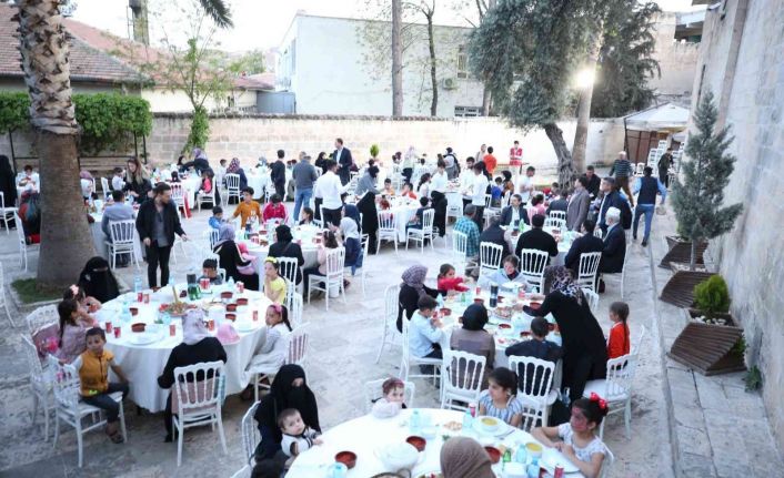 Yetim ve öksüz çocuklar iftarda buluştu