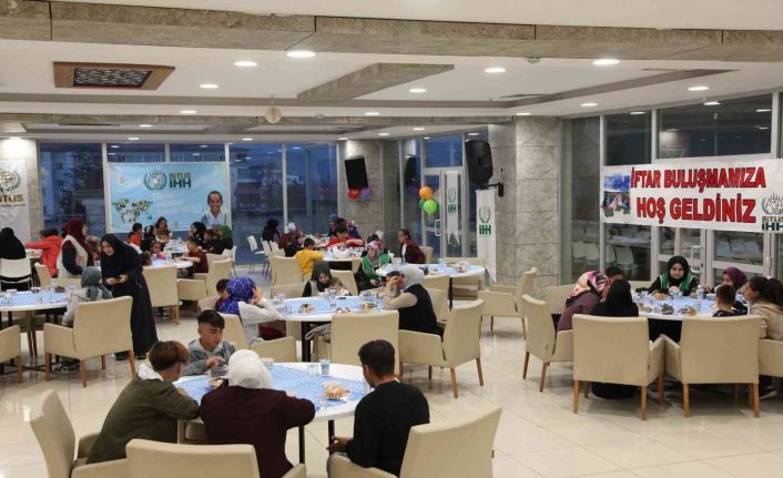 Yetim ve öksüzler iftar yemeğinde buluştu